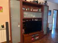 Móvel de sala em madeira com portas de vidro fosco