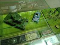 Kolekcja wojskowa modeli czołgów samolotów żołnierzy i armata