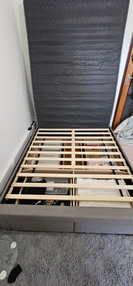 cama com cabeceira e guarda roupas