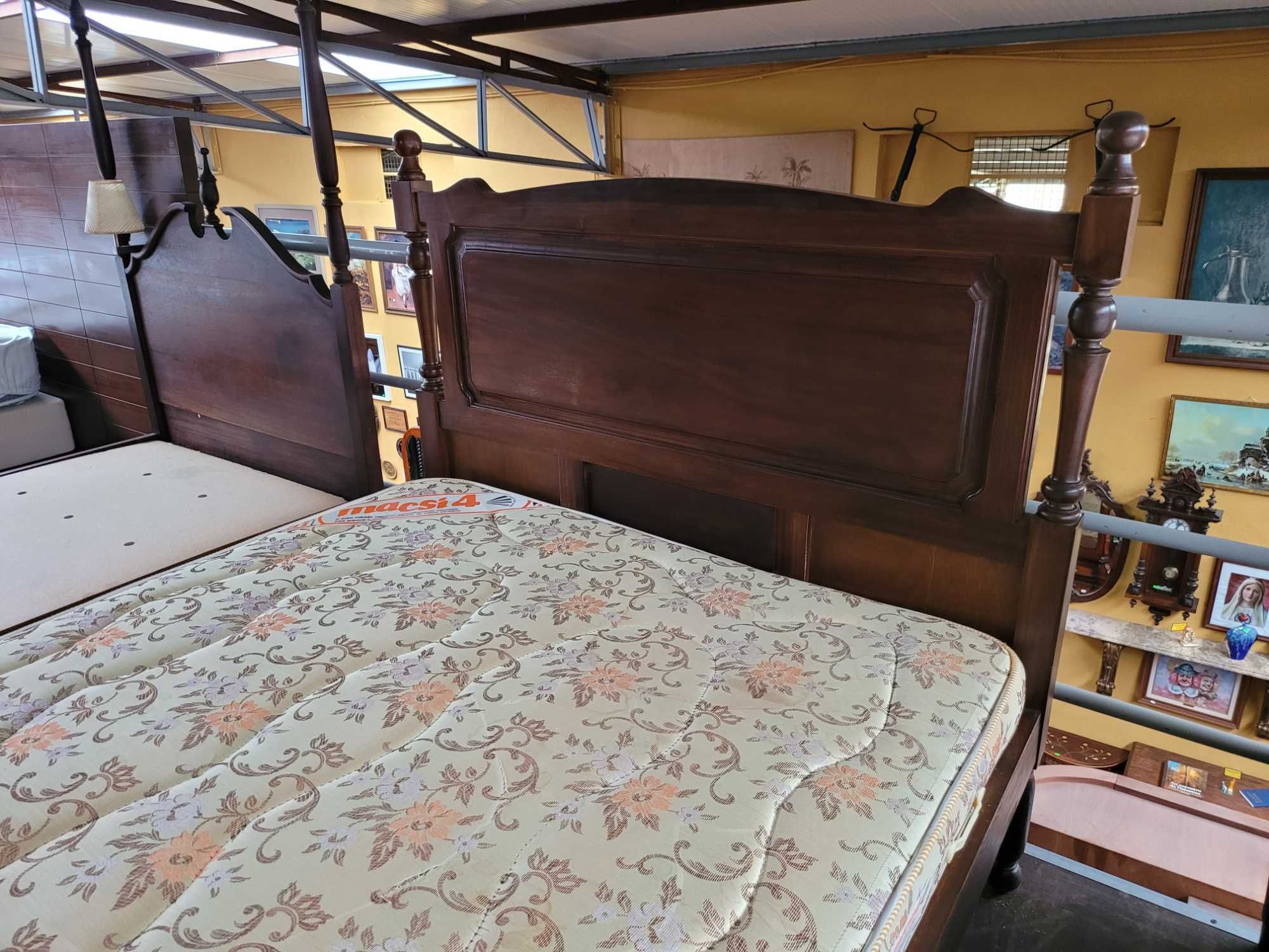 Cama em madeira maciça com estrado e colchão - Bom estado geral