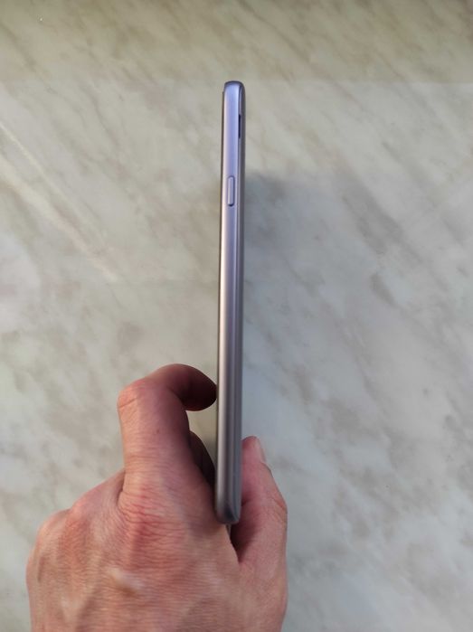 Телефон Samsung Galaxy J4