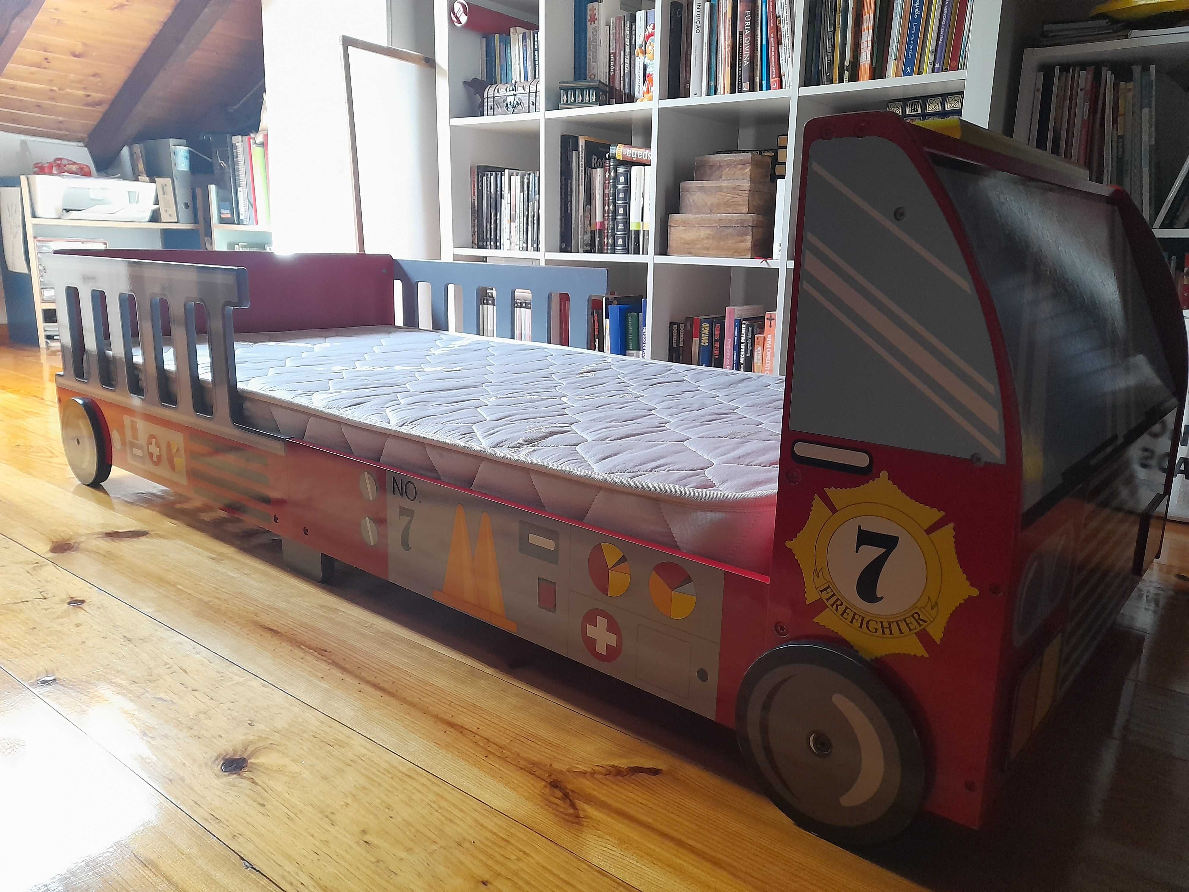 Cama infantil em forma de camião dos bombeiros + colchão