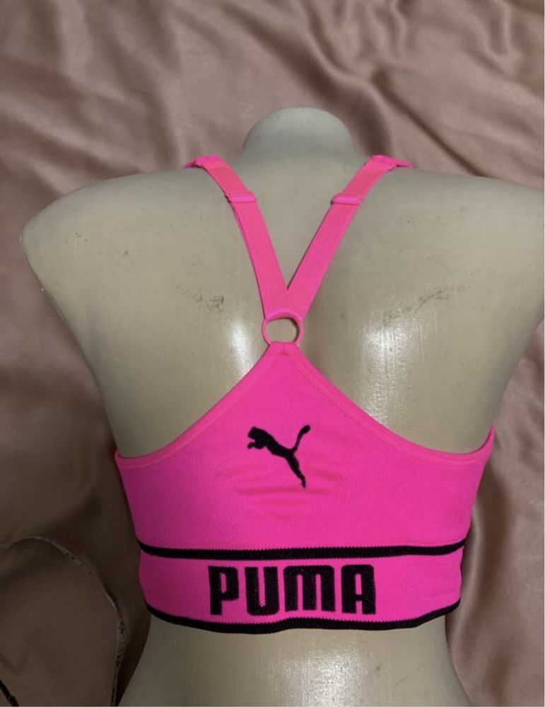 Спортивний топ Puma яскравий і зручний