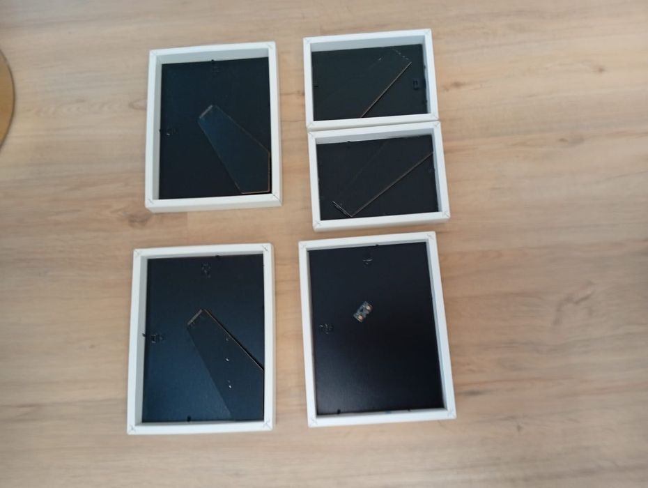 5 molduras brancas Ikea com 2 tamanhos diferentes