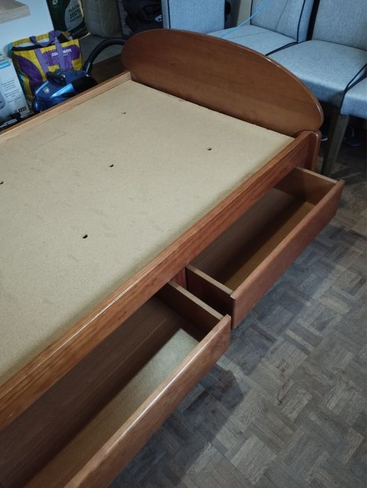 Cama de solteiro de madeira (2 disponiveis)