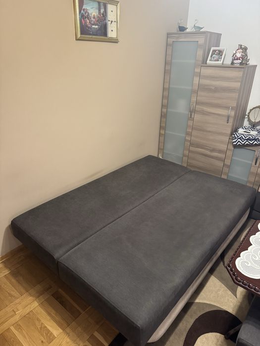 Sofa rozkładana z poduszkami