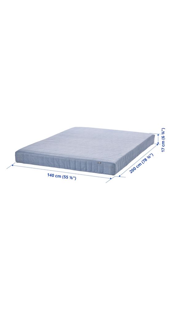 Estrutura de cama branca e colchão de mola IKEA com 140x200.