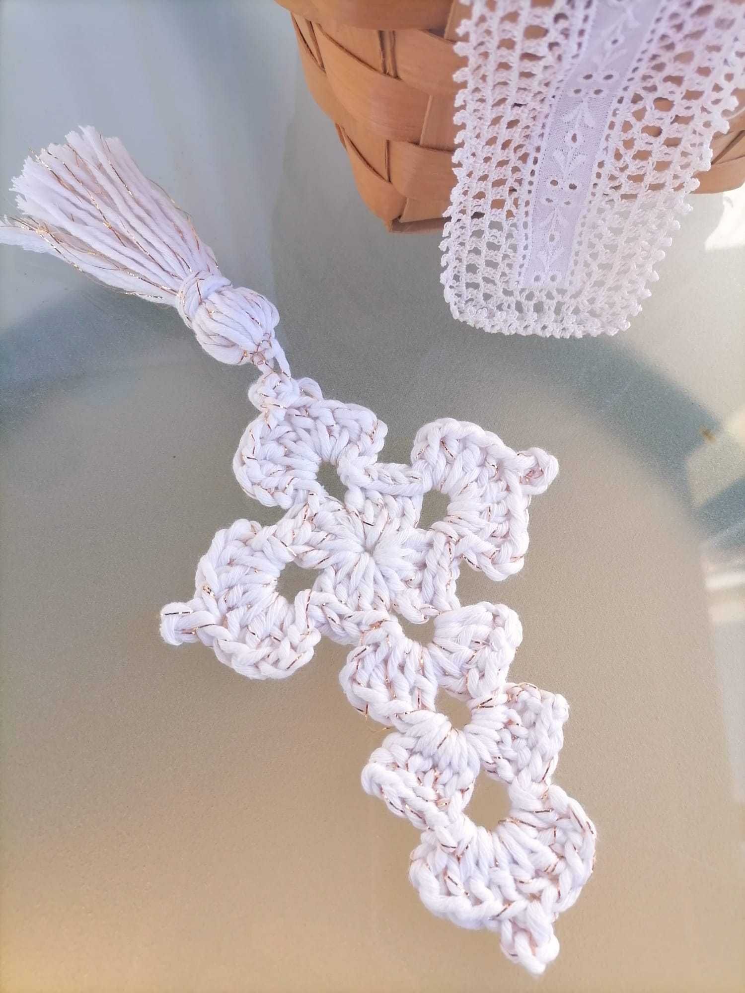 Cruz de Crochet - Branco e Dourado - Feito à mão