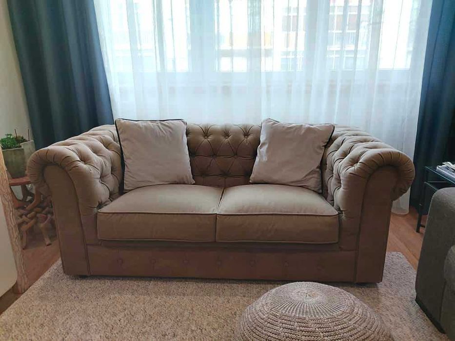 Sofá capitone de dois lugares