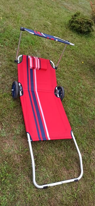Leżak plażowy na kółkach z daszkiem