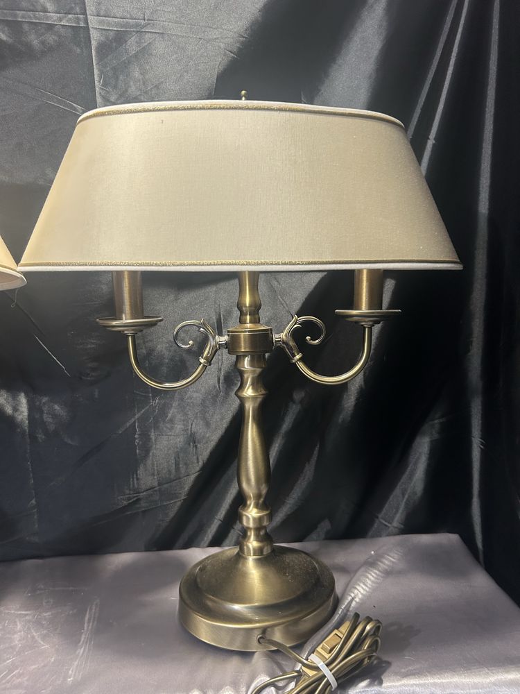 Zestaw 2 lamp stołowych – klasyczne, dwuramienne z abażurami – komplet