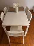 Mesa e cadeiras IKEA seminovas