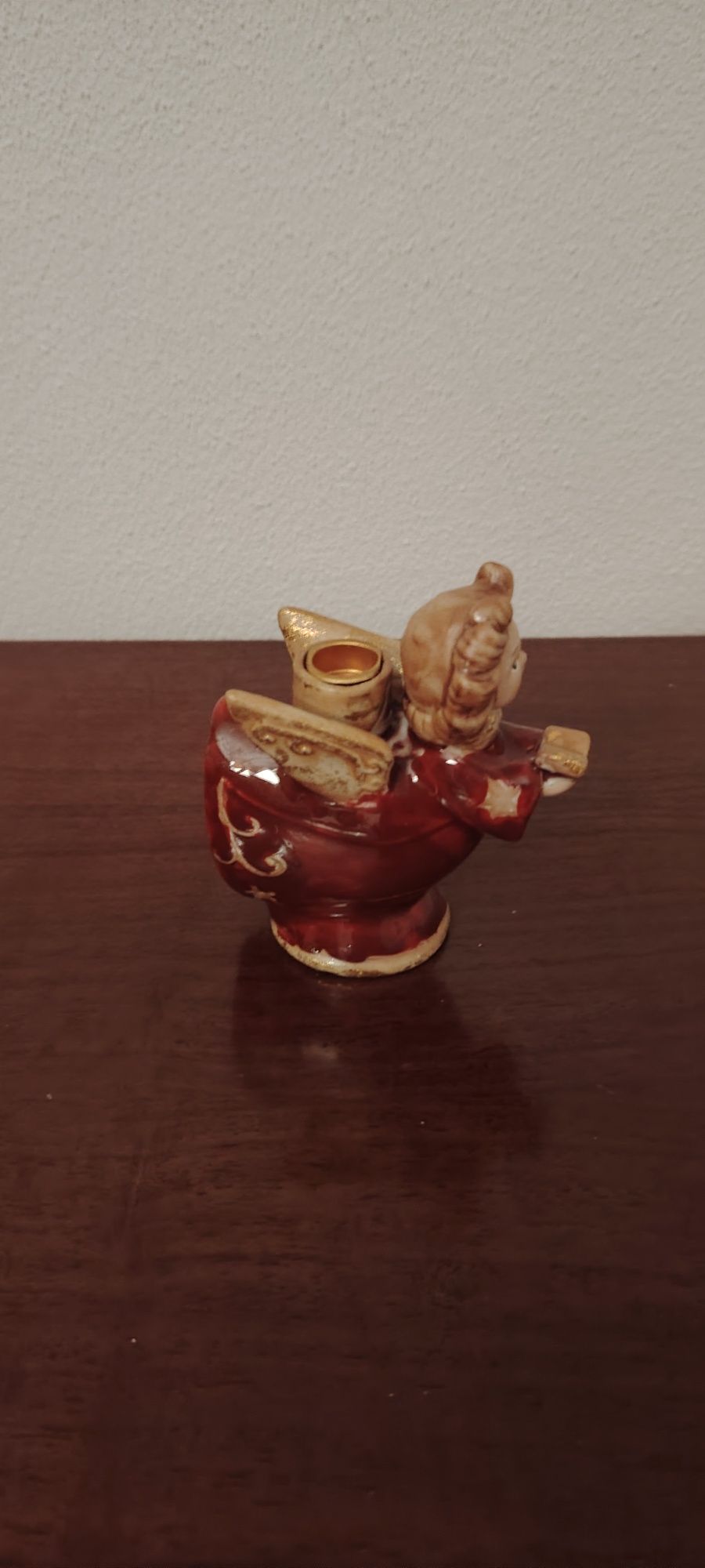 Várias peças de porcelana