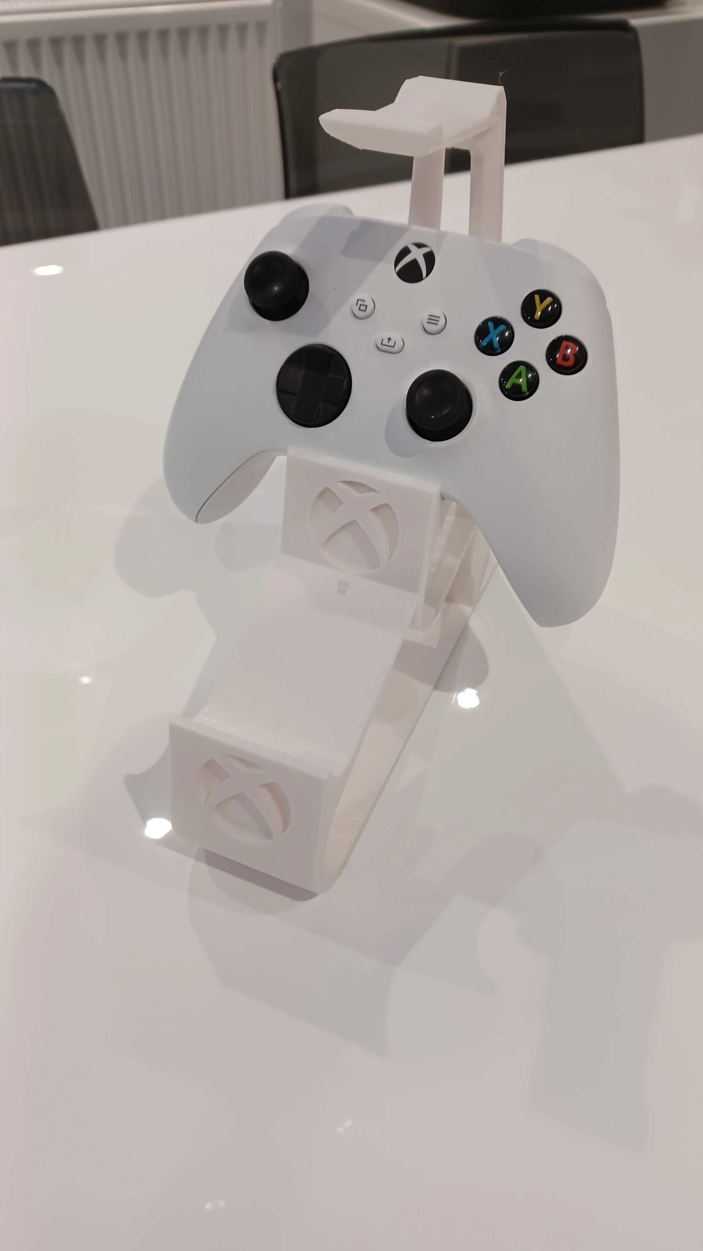 Подставка для двух геймпадов Xbox и гарнитуры.