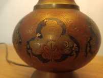 Lampa stojąca stolikowa  z mosiądzu z orientalnym ornamentem.