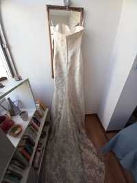 Vestido de noiva rendado , bordado, cor pérola St.Patrick, modelo tipo