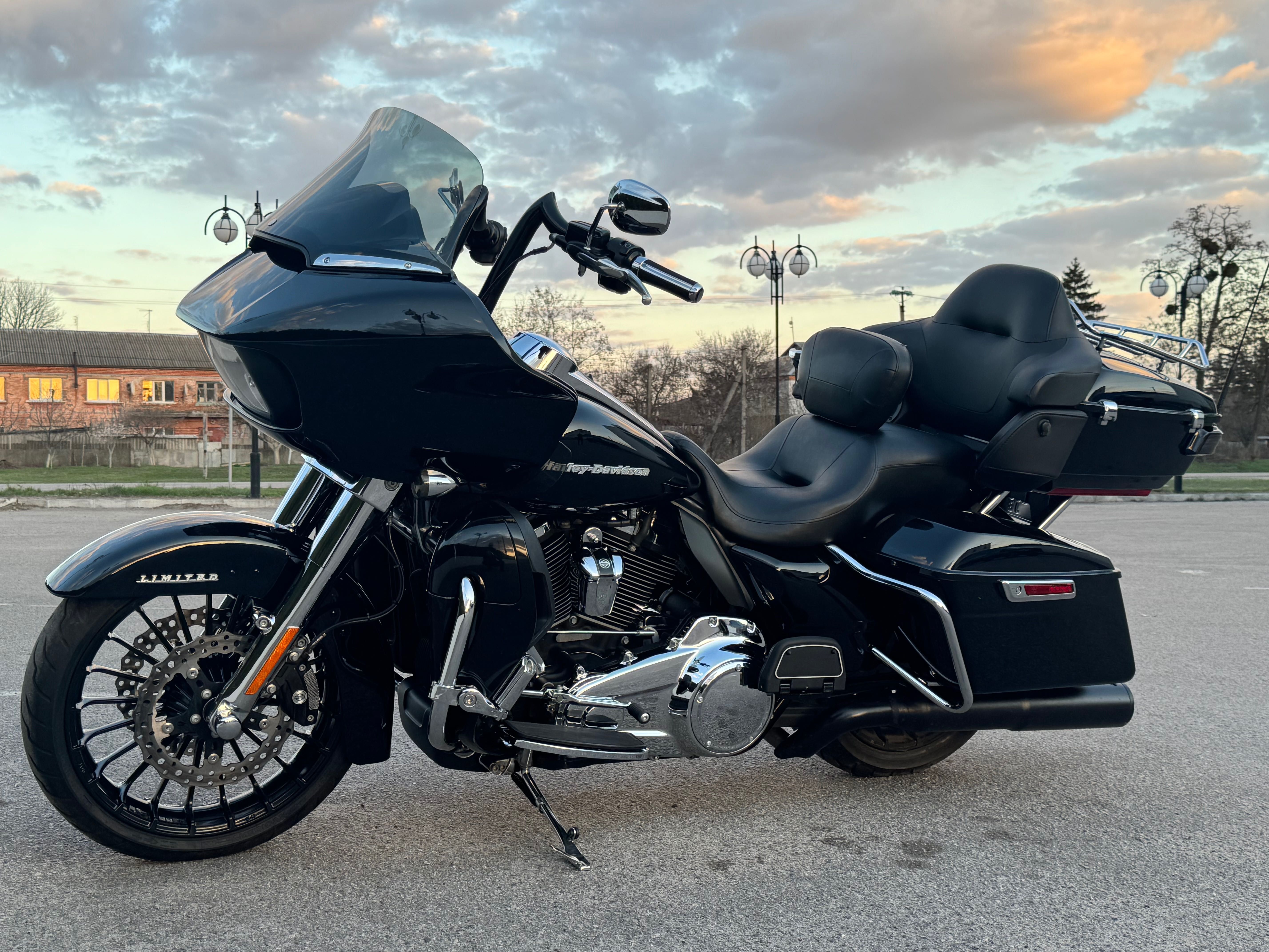 Harley Davidson Road Glide Ultra Limited 128