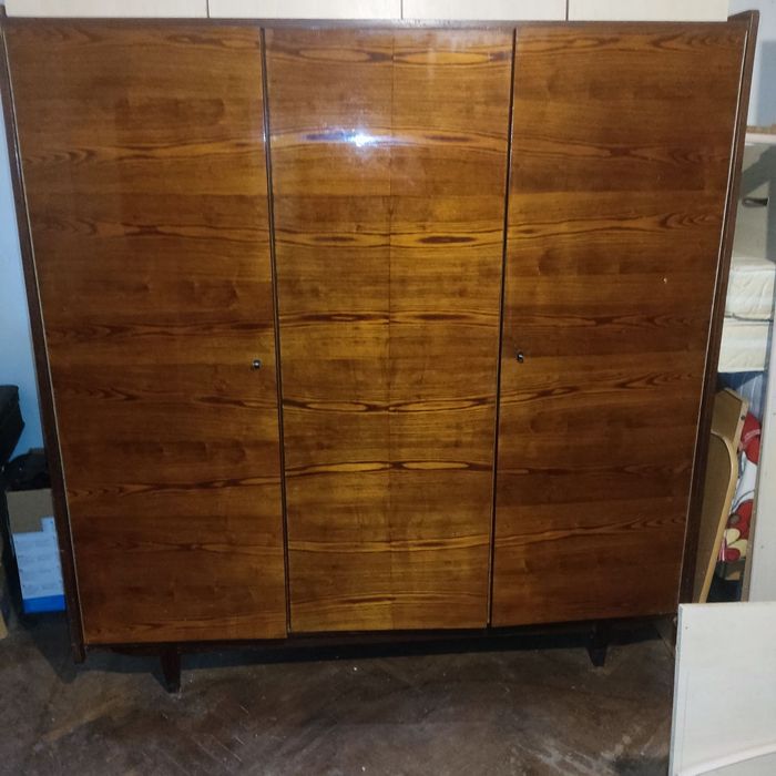 Віддам безоплатно меблі б/в.