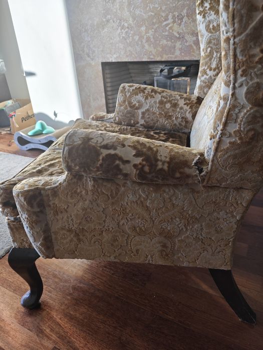 Cadeirão de orelhas antigo