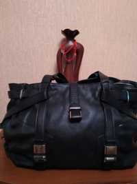 Шкіряна сумка,брендова, чорного кольору,середнього розміру