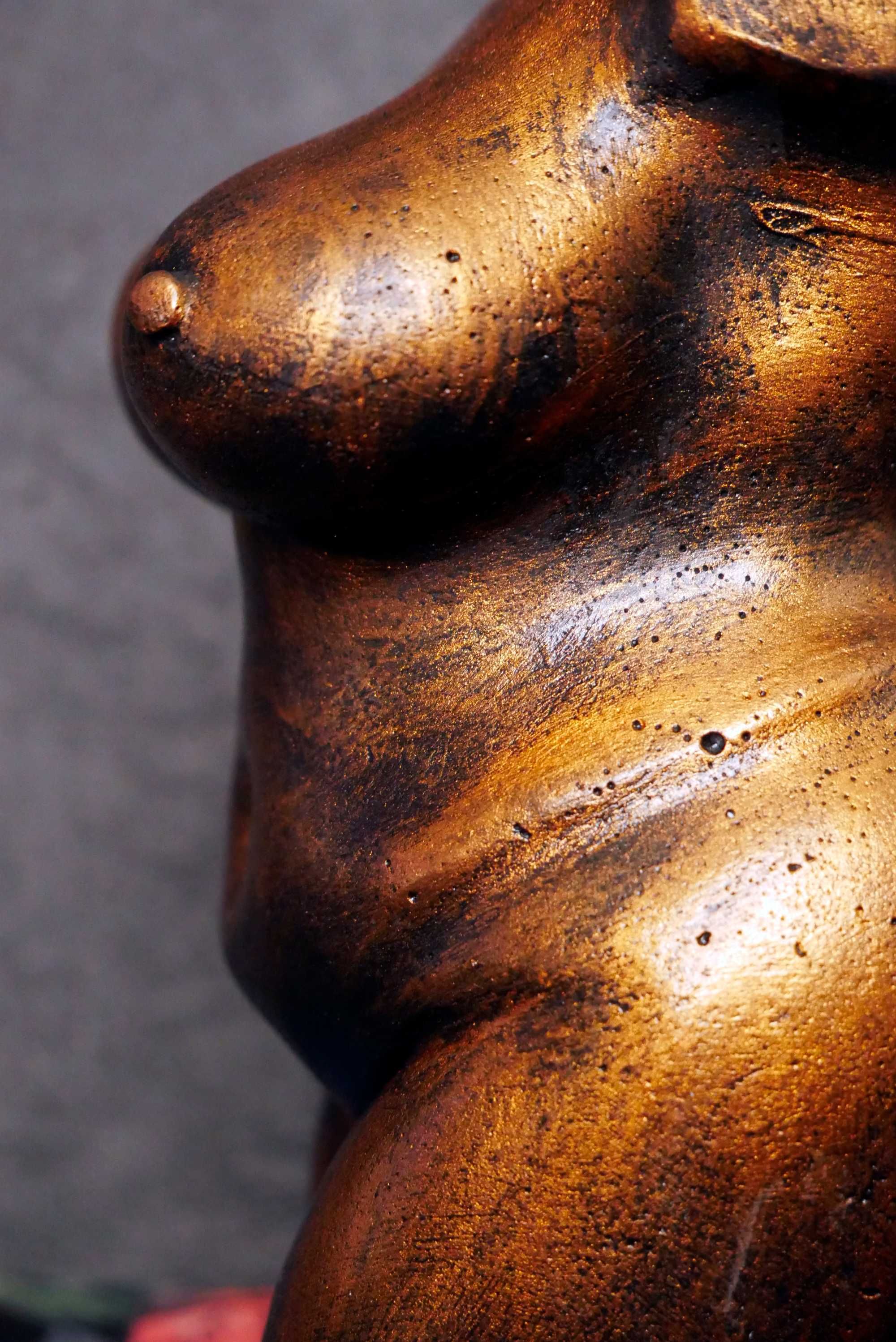 Duża kobieta w metalicznym złocie ognistym, 14 cm, rzeźba z gipsu