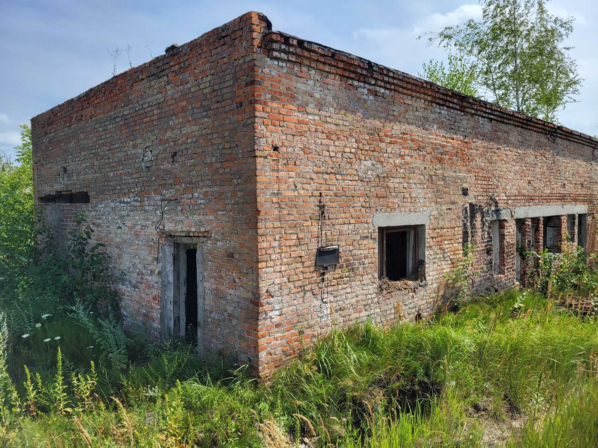 Комплекс нежитлових будівель з земельною ділянкою в м. Сарни