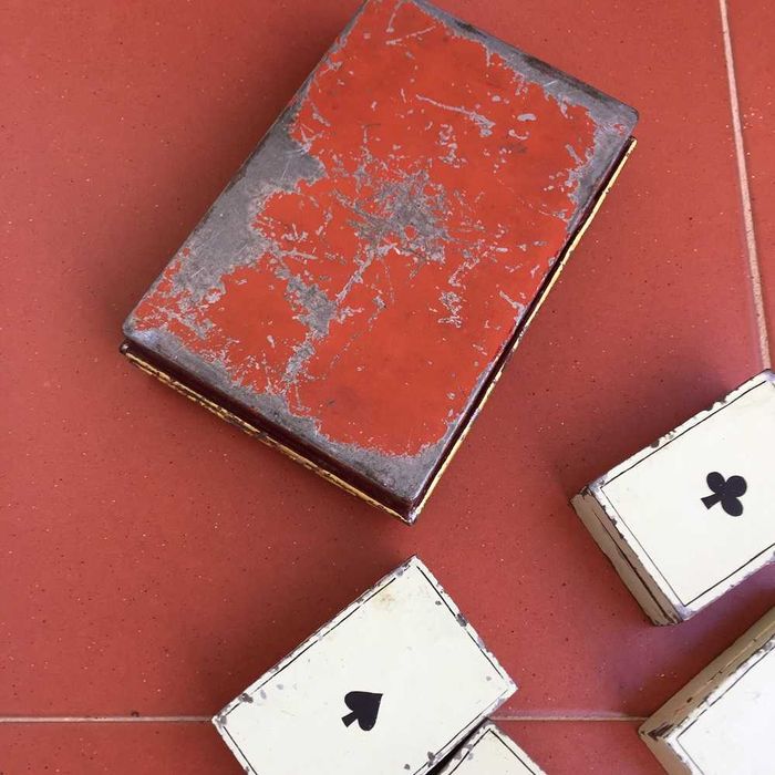 Caixa de colecionador -- Caixa metal  guardar baralho cartas -- ALEMÃ