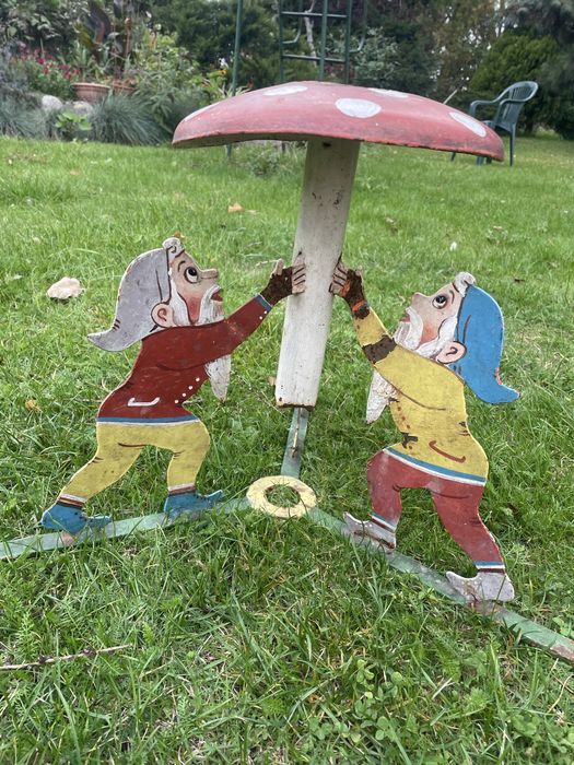 Stojak na choinkę z PRL krasnale