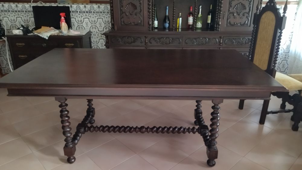 Mesa, cadeiras e móvel