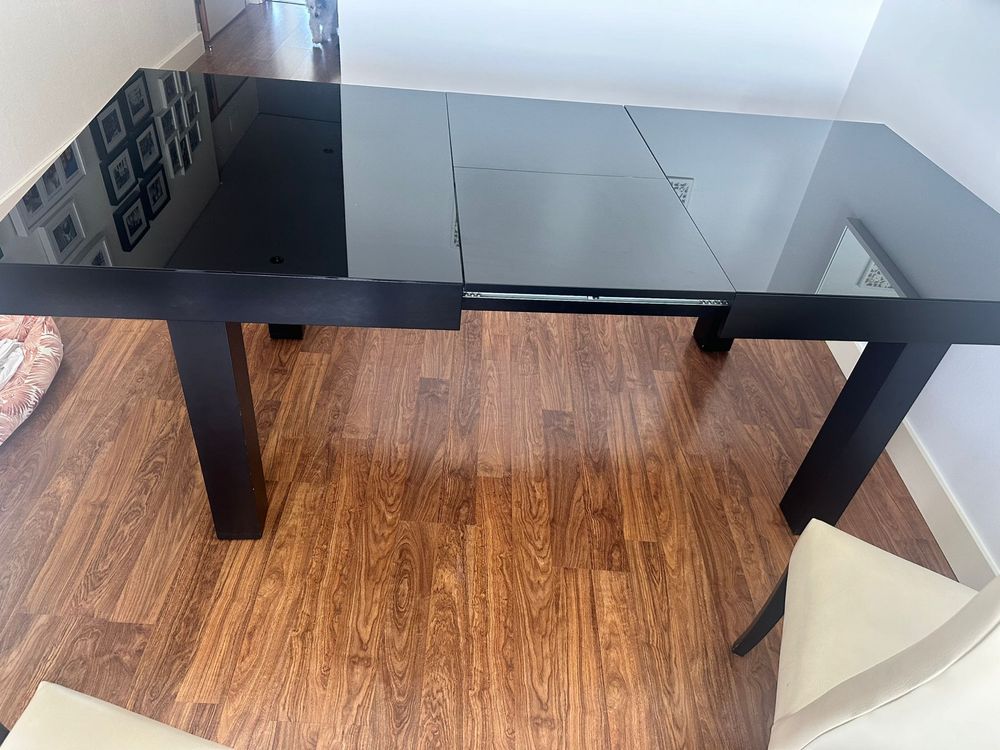 Vendo Mesa Extensivel (Vidro Temperado). cadeiras ilustrativas N.Incl.