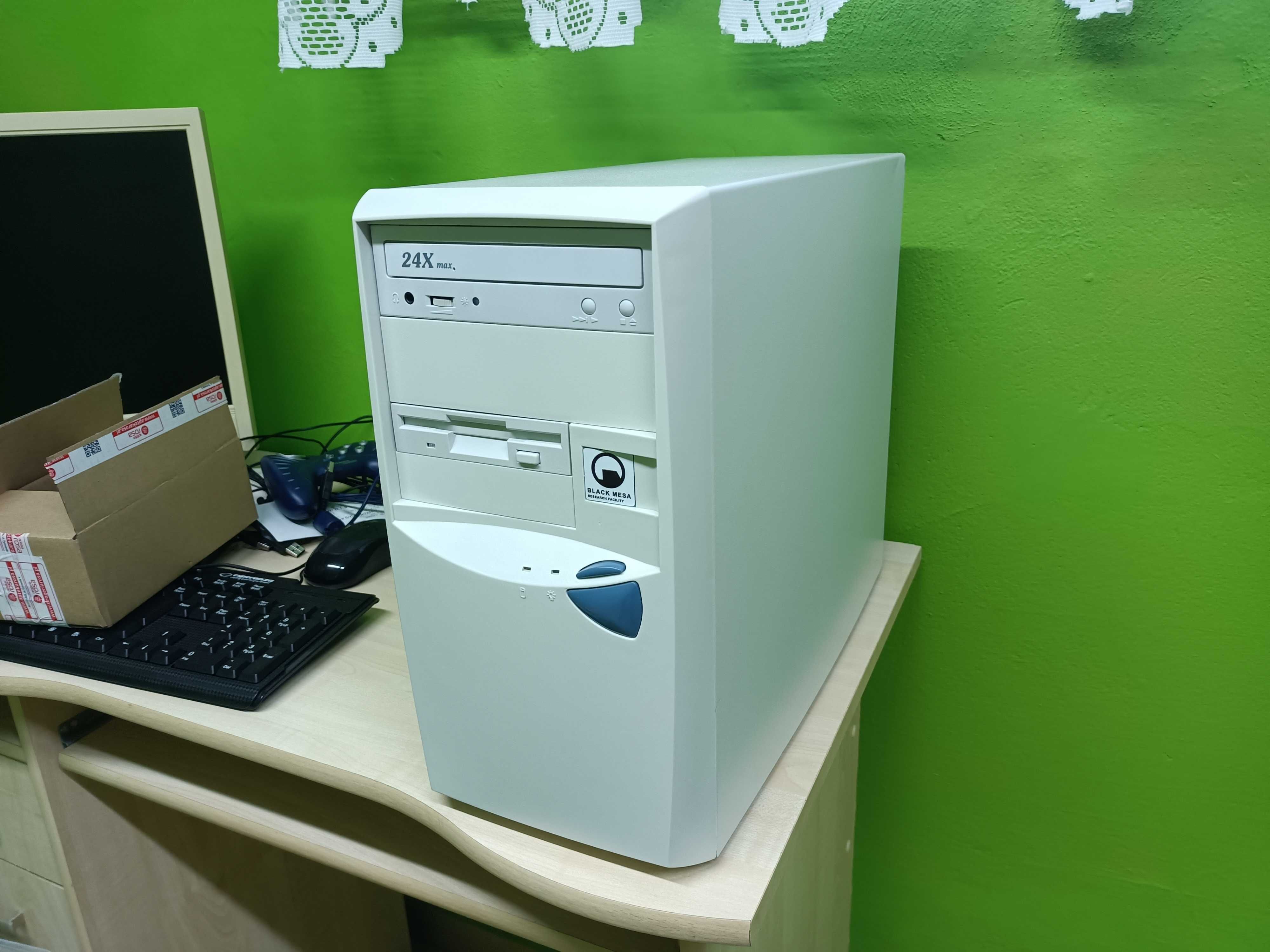 Retro komputer Pentium 200MMX Windowsem 98 Black Mesa