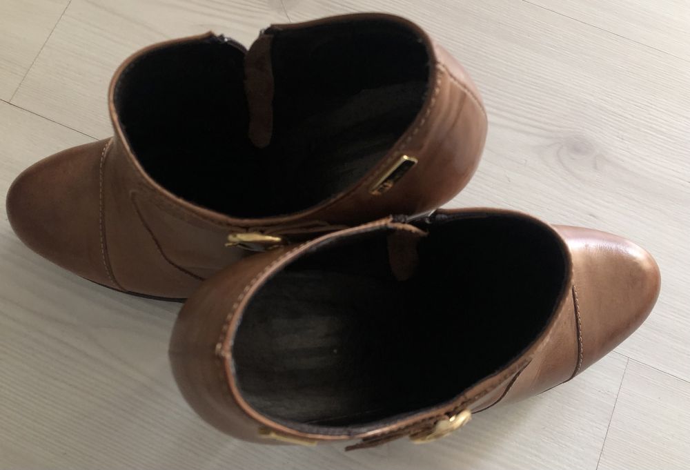 Botins castanhos em pele “In Shoes”