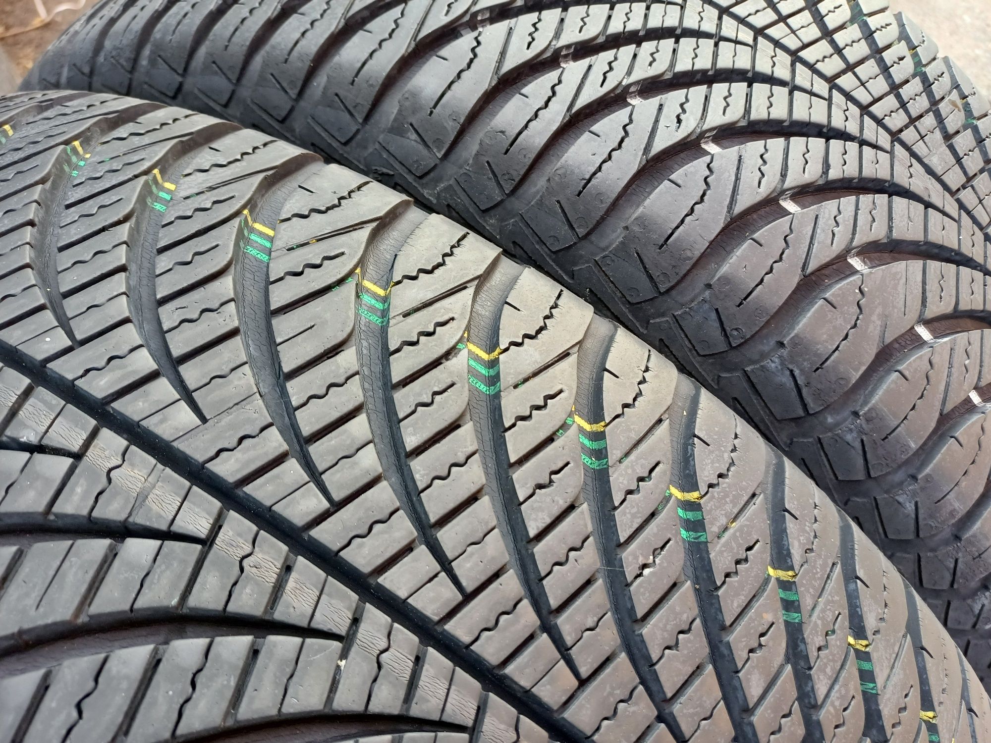 Opony całoroczne 215 55 R17 94V AO Goodyear Vector 4Seasons G2