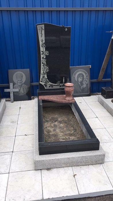 Пам‘ятники в наявності та під замовлення