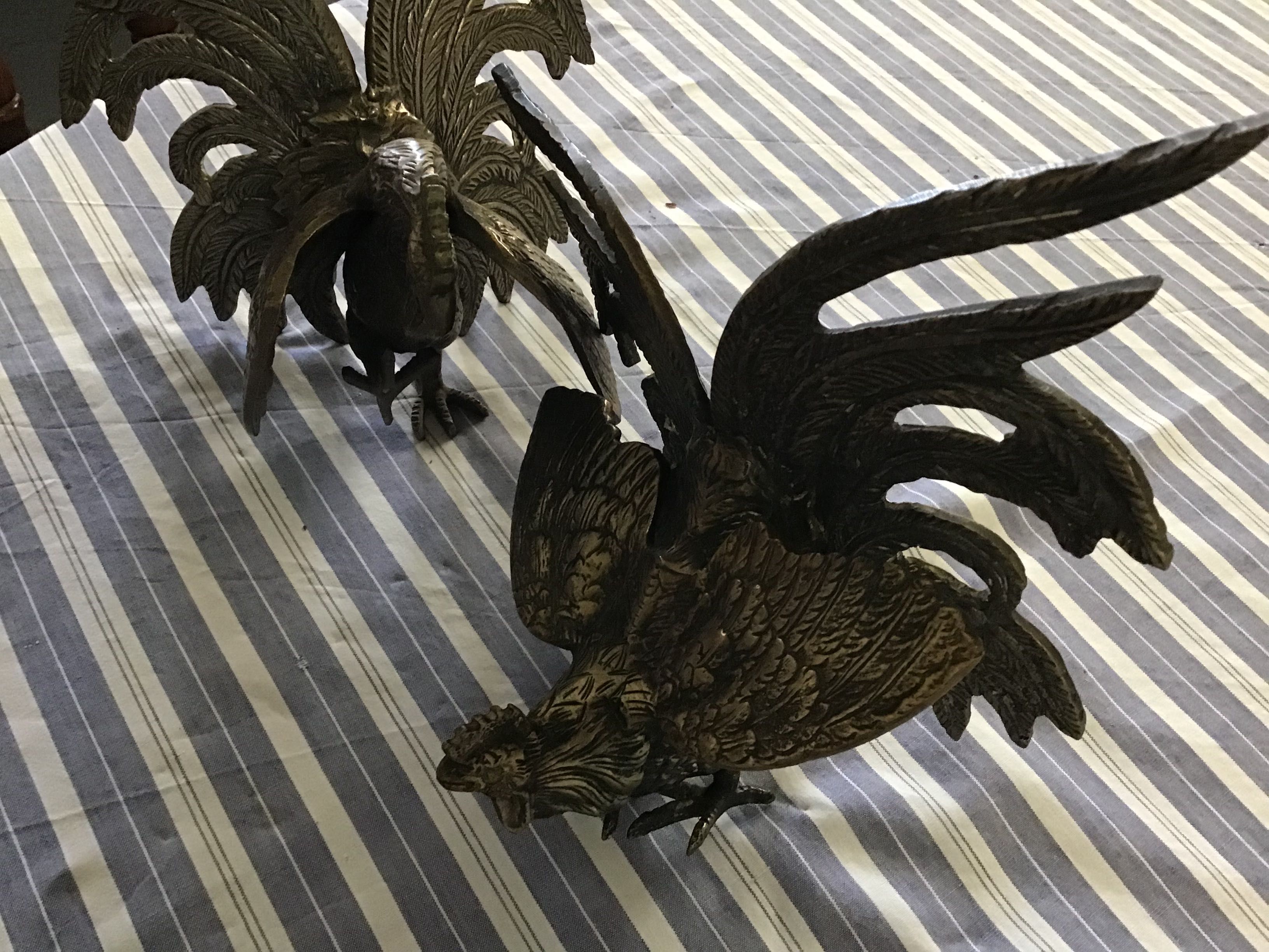 2 estátuas de  galo em estanho
