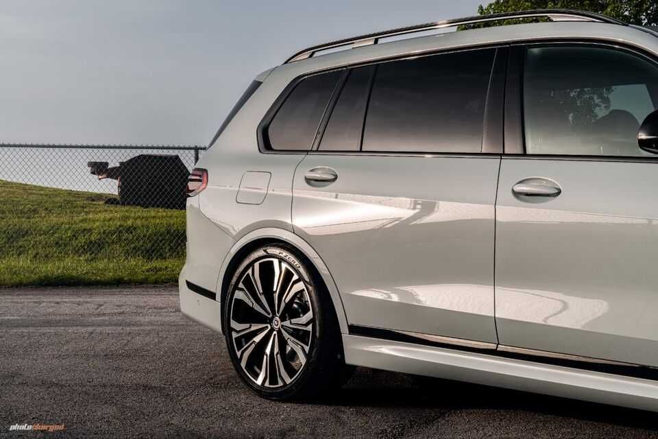 2023 BMW X7 M60i