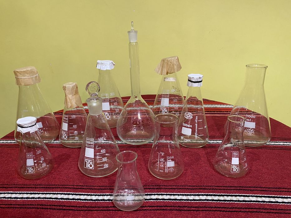 Лабораторні колби циліндри та інше