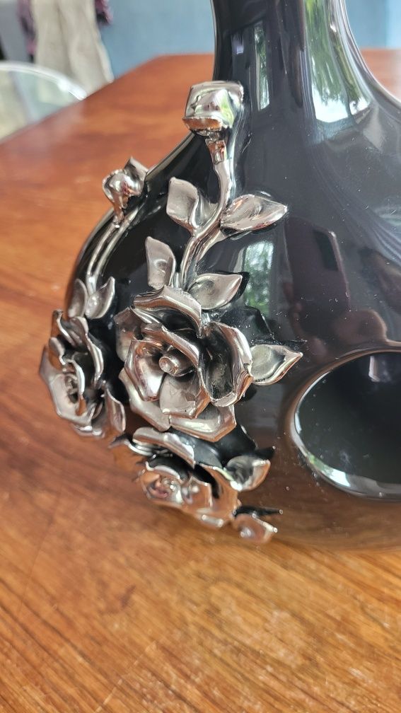 Duży wazon czarno-srebrny róże
