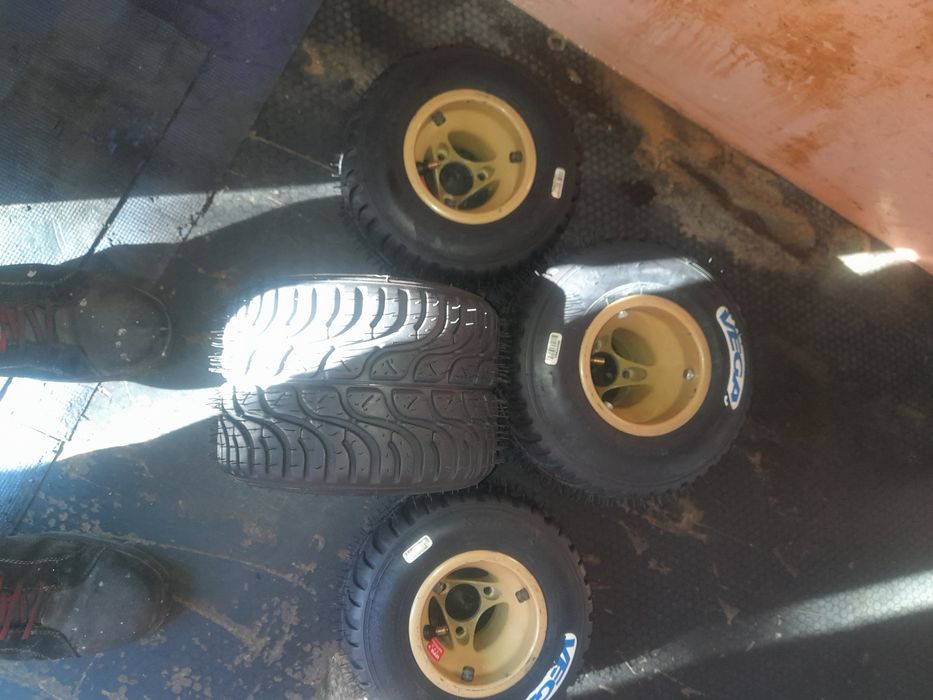 Vendo jantes com pneus de chuva novos