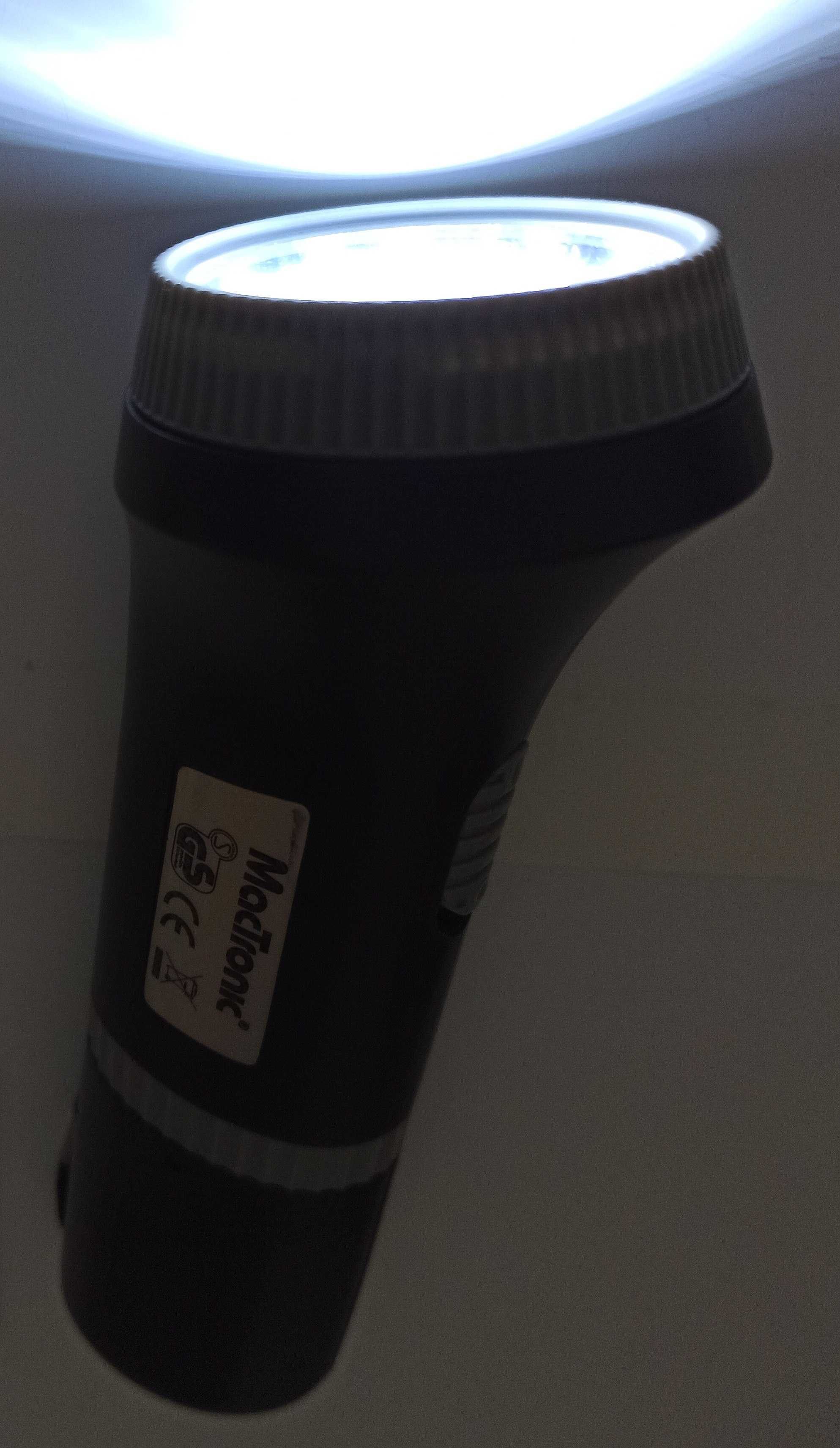 Latarka z akumulatorem ładowana z gniazdka 220 Volt.