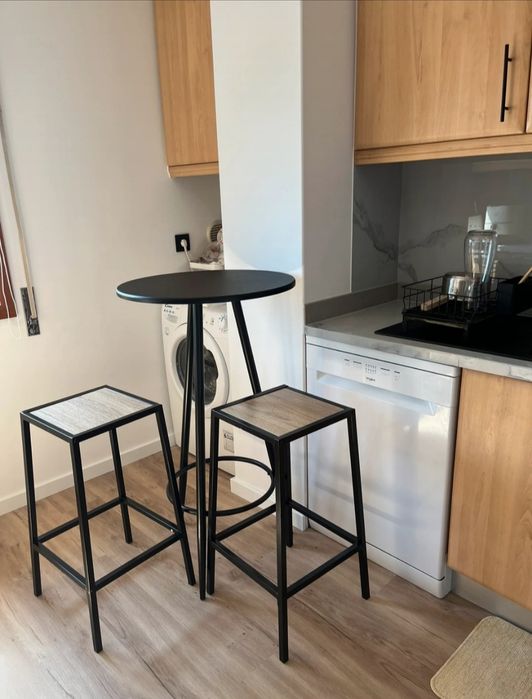 Mesa + 2 bancos novos