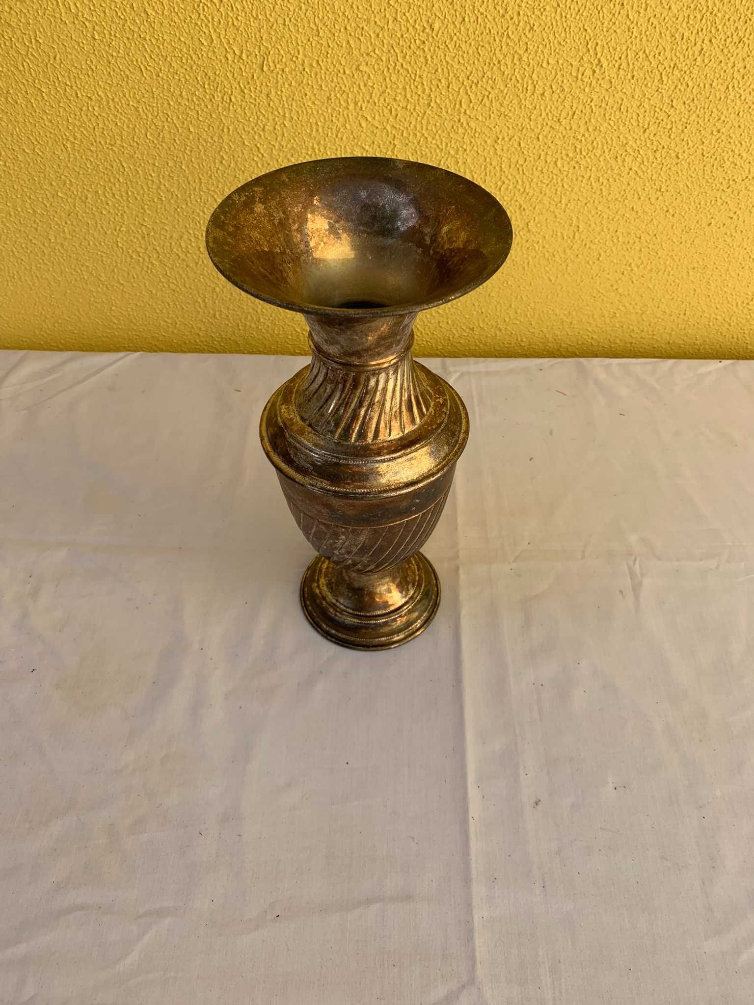 Vaso Decorativo em Metal – Estilo Clássico Vintage
