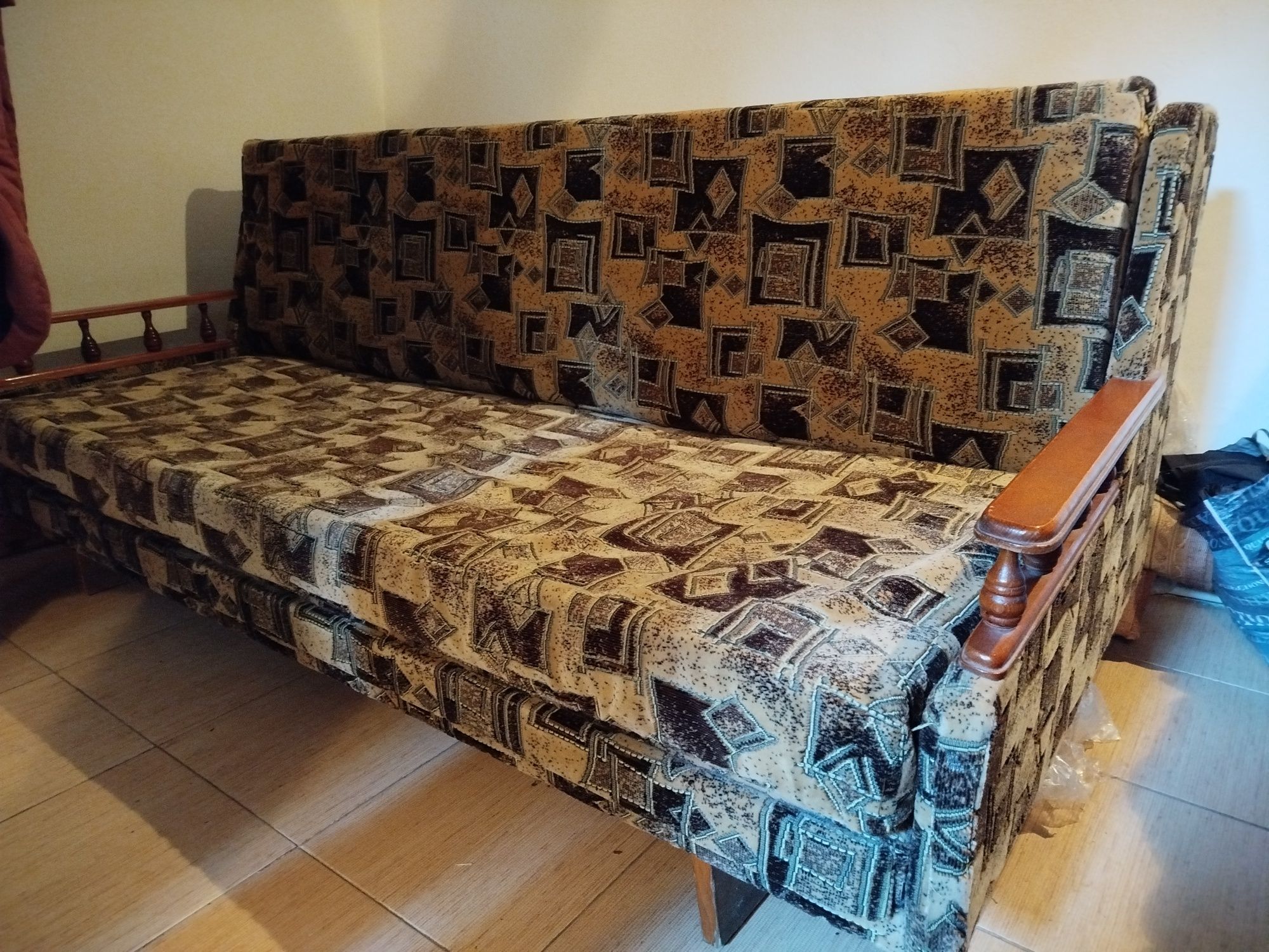 Диван в доброму стані