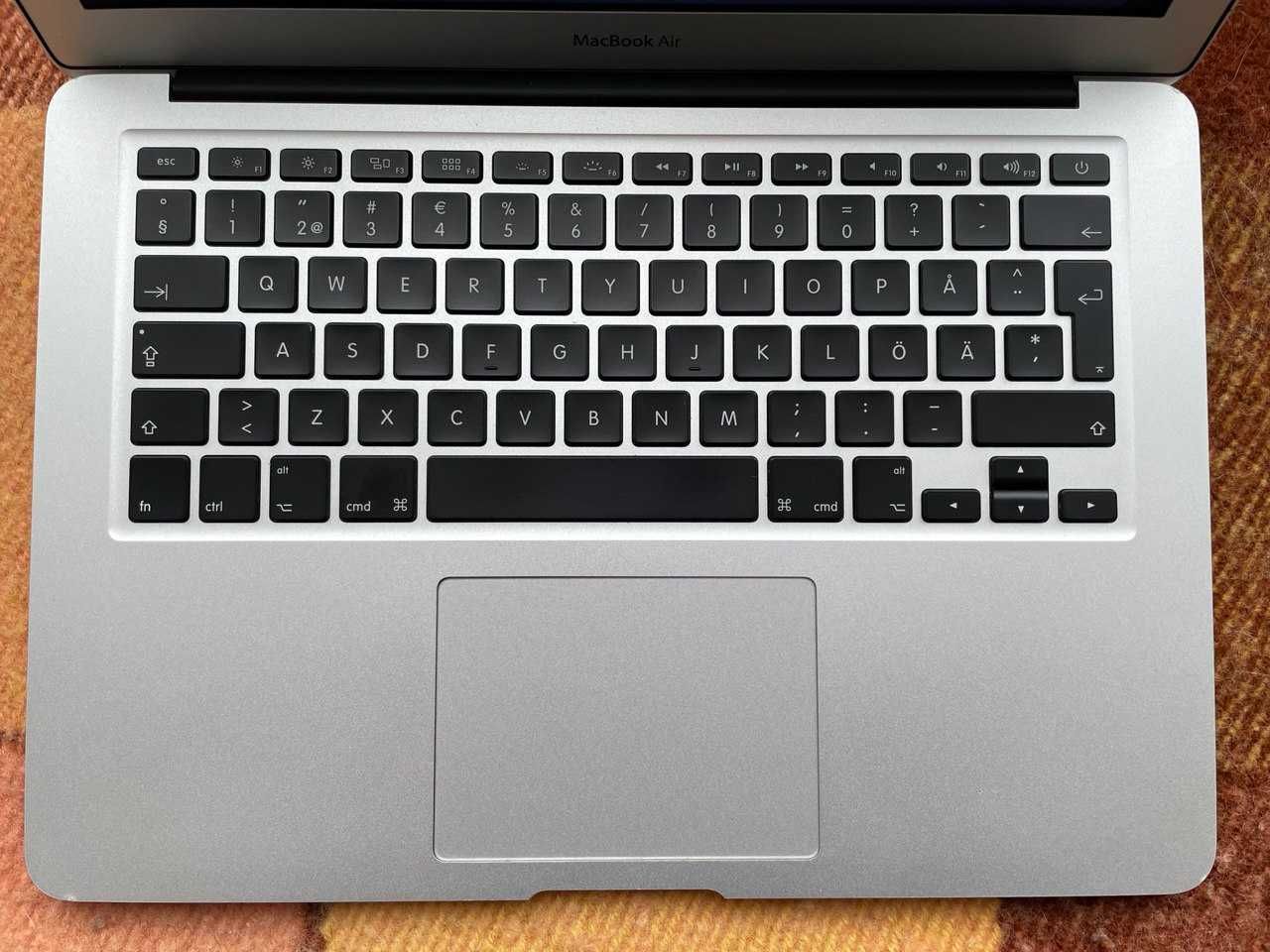 Apple MacBook Air 13" Early 2014 Photoshop/Illustrator/DaVinci/Office