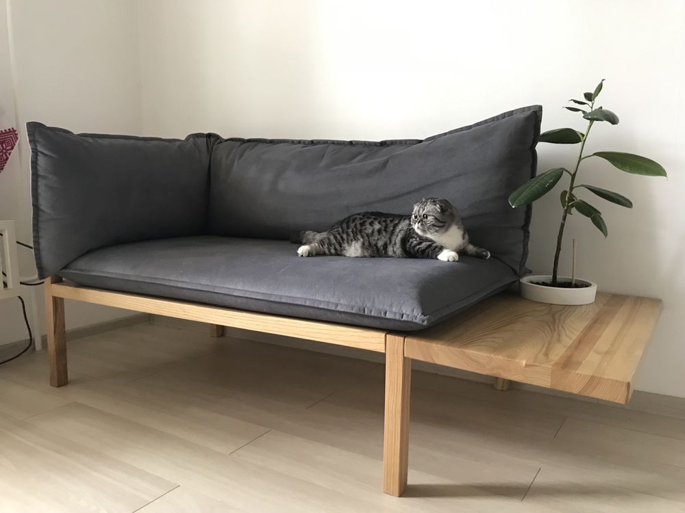 Дизайнерский диван деревянный каркас с подушками