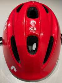 Kask rowerowy dla dziecka, czerwony z Decathlonu, rozm. 52-56 cm.