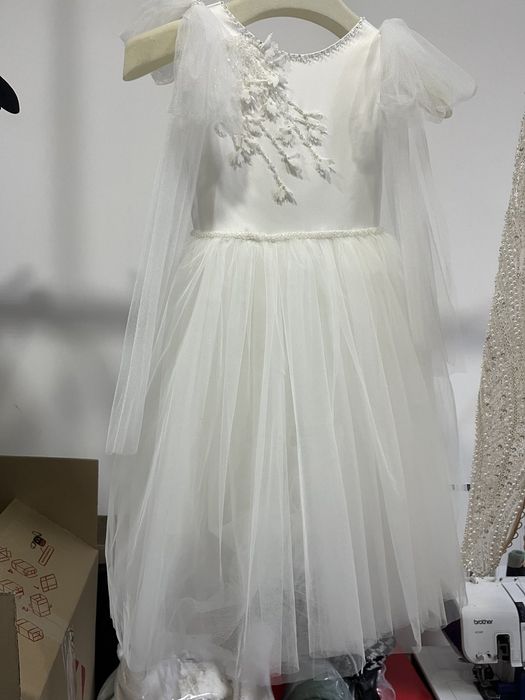 Сукня святкова кольору айворі для дівчинки 4-5років