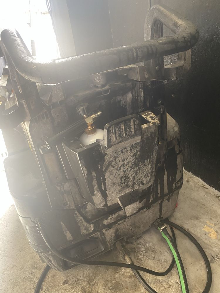 Maquina de pressao para lavagem de automoveis e fabricas