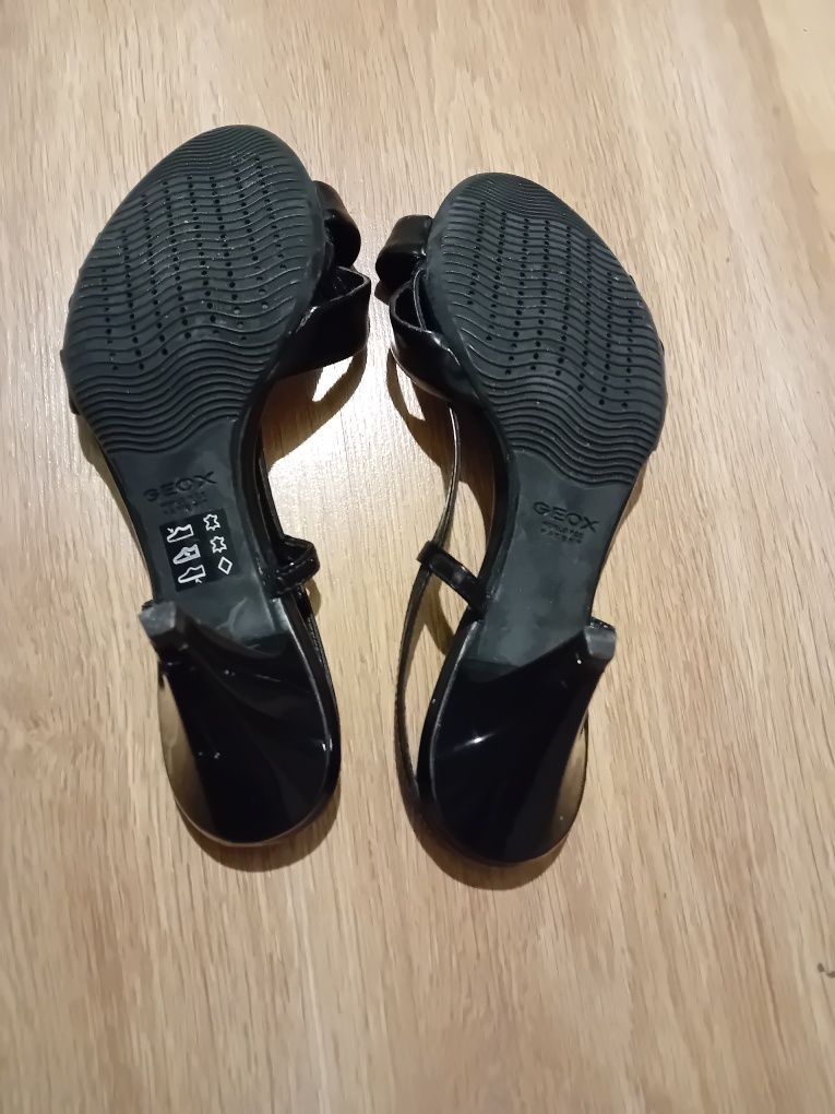 Buty na lato kolor czarny na bardzo szczupłą  nogę na małym  obcasie