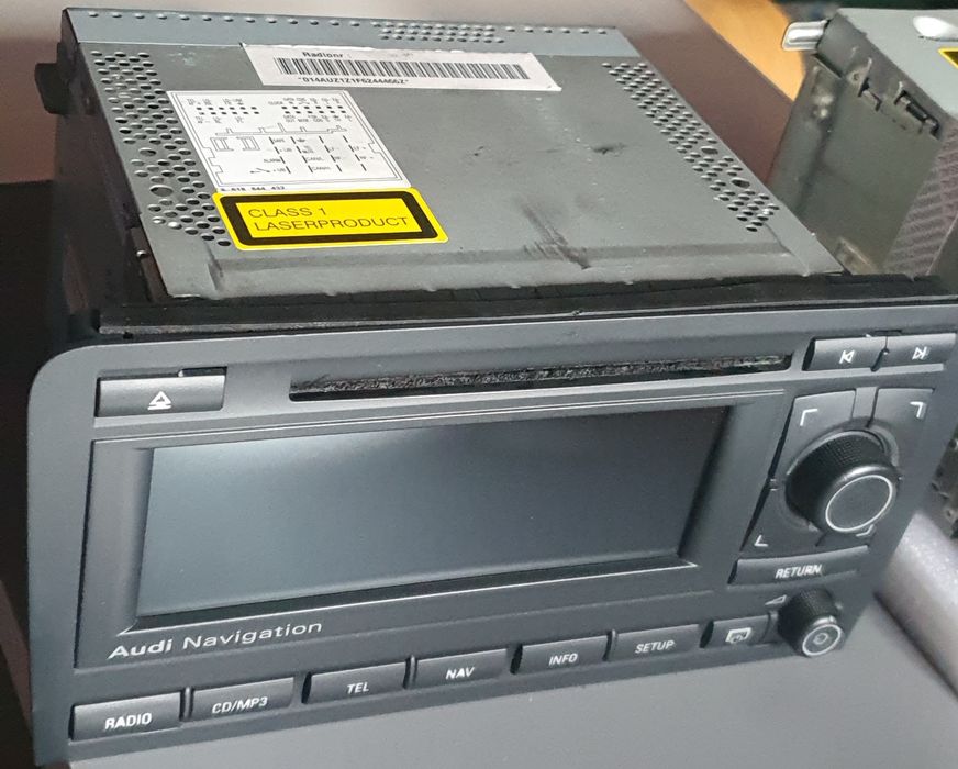 Dwa radia Audi navigation i chorus